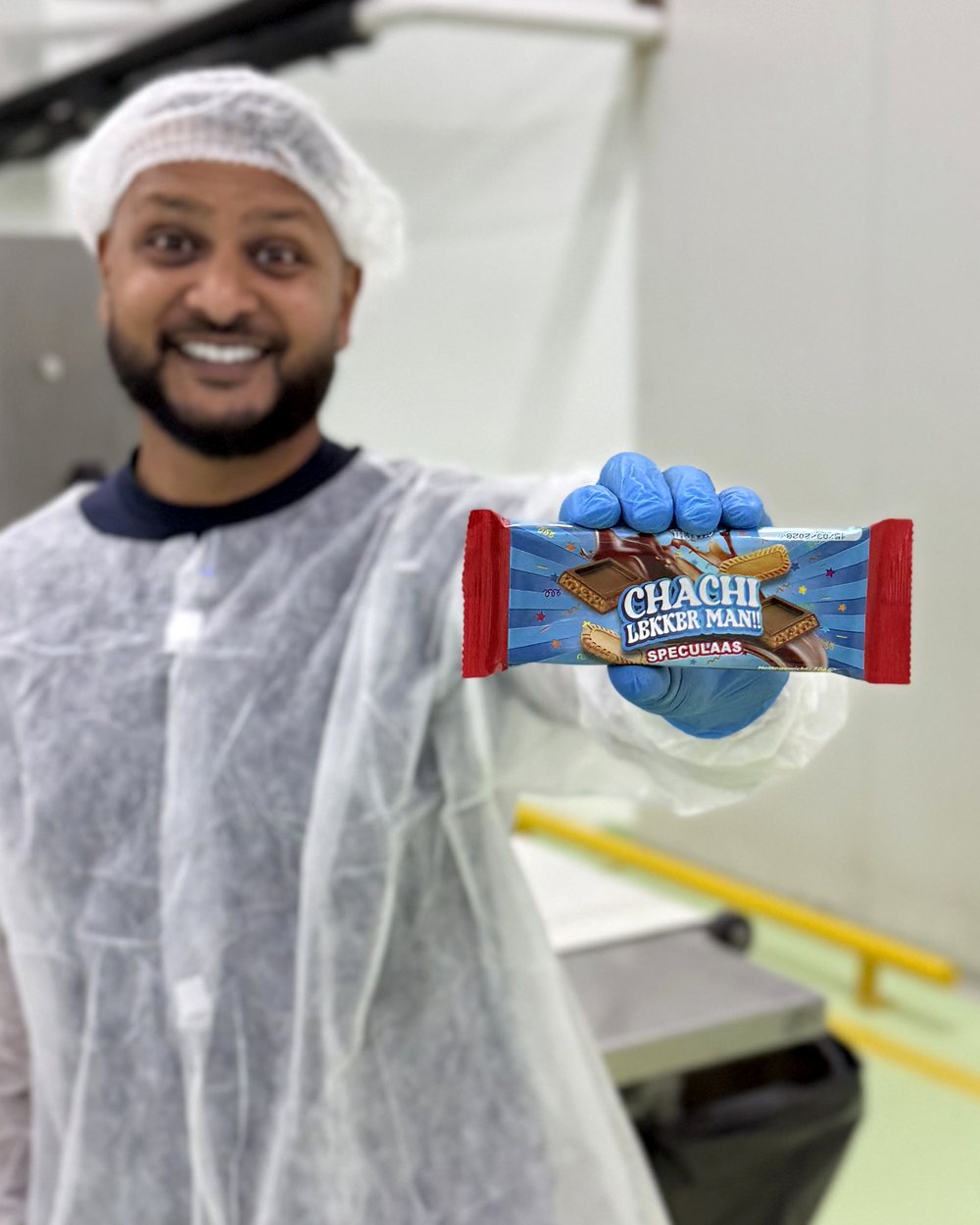 Cha Chi Versaci in de fabriek met een verpakte CHACHI Speculaas-reep in zijn hand